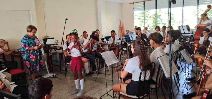 🎶🇨🇺En el Centro Provincial para la Enseñanza Artística en #VillaClara, se rindió homenaje a Marta Abreu, un espacio además dedicado a la #JornadaCulturaCubana. #CubaEsCultura
.
📷Estudiantes de 2do Año de #Violín de Nivel Elemental y la Orquesta Juvenil Agustín Jiménez Crespo.