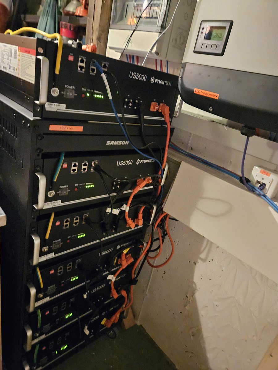 dl1oli's tweet image. Testweise E-Auto vom Speicher geladen mit ca 10 kW. 240 A aus dem Speicher entnommen. Die @Victron_Energy Lynx erwärmen sich nur ein wenig. Interessanterweise ist der Plus wärmer. Das ist vermutlich die  Abwärme der Sicherungen bzw. des Schalters. #pvbuddies #photovoltaik LiFepo4