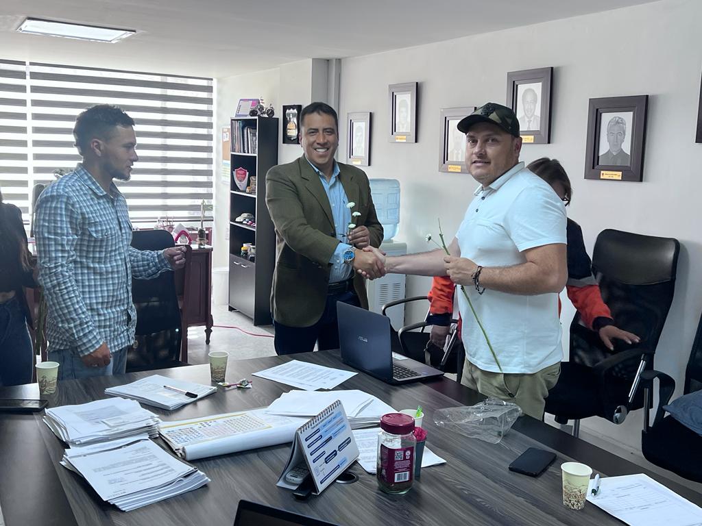 PastoTransito's tweet photo. El Secretario de @PastoTransito @recalde_javier reunió con deportistas extremos como: gravity, stunt bike y stunt motos. El objetivo principal es la inclusión de estos deportistas en la Mesa de Seguridad Vial Local. Se enfatizaron medidas de seguridad bajo la normatividad vigente https://t.co/LwxzvYpxTM