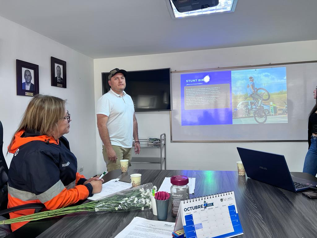 PastoTransito's tweet photo. El Secretario de @PastoTransito @recalde_javier reunió con deportistas extremos como: gravity, stunt bike y stunt motos. El objetivo principal es la inclusión de estos deportistas en la Mesa de Seguridad Vial Local. Se enfatizaron medidas de seguridad bajo la normatividad vigente https://t.co/LwxzvYpxTM
