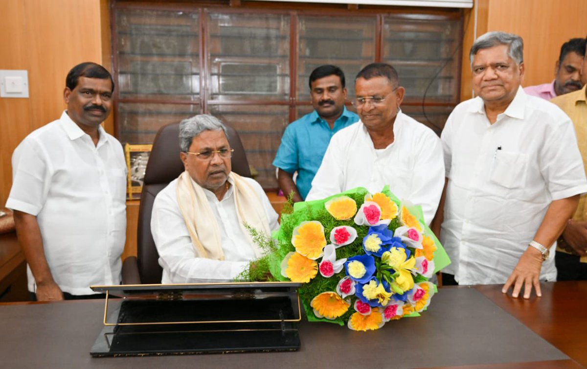 brnaidu1978's tweet photo. ಬಿಜೆಪಿಯ ಮಾಜಿ ಶಾಸಕರಾದ ಮೂಡಿಗೆರೆಯ ಕುಮಾರಸ್ವಾಮಿ ಮತ್ತು ಶಿರಹಟ್ಟಿಯ ರಾಮಪ್ಪ ಲಮಾಣಿ ಅವರು ಇಂದು ಮುಖ್ಯಮಂತ್ರಿ ಸಿದ್ದರಾಮಯ್ಯ ಅವರನ್ನು ಕಾವೇರಿಯಲ್ಲಿ ಭೇಟಿಯಾಗಿ ಚರ್ಚಿಸಿದರು. ಈ ವೇಳೆ ಬಿಜೆಪಿ ತೊರೆದು ಕಾಂಗ್ರೆಸ್ ಸೇರುವ ತಮ್ಮ ನಿರ್ಧಾರವನ್ನು ಪ್ರಕಟಿಸಿದರು. https://t.co/chLg0rXT01