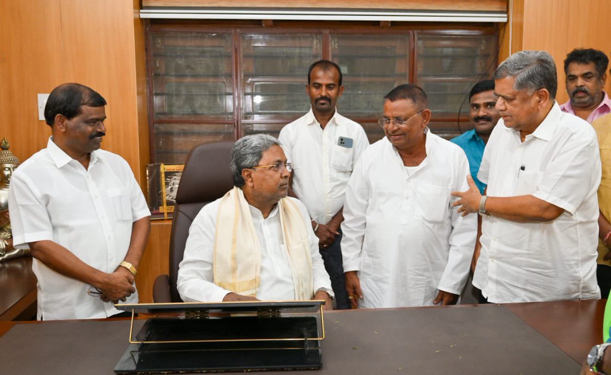 ಬಿಜೆಪಿಯ ಮಾಜಿ ಶಾಸಕರಾದ ಮೂಡಿಗೆರೆಯ ಕುಮಾರಸ್ವಾಮಿ ಮತ್ತು ಶಿರಹಟ್ಟಿಯ ರಾಮಪ್ಪ ಲಮಾಣಿ ಅವರು ಇಂದು ಮುಖ್ಯಮಂತ್ರಿ ಸಿದ್ದರಾಮಯ್ಯ ಅವರನ್ನು ಕಾವೇರಿಯಲ್ಲಿ ಭೇಟಿಯಾಗಿ ಚರ್ಚಿಸಿದರು. ಈ ವೇಳೆ ಬಿಜೆಪಿ ತೊರೆದು ಕಾಂಗ್ರೆಸ್ ಸೇರುವ ತಮ್ಮ ನಿರ್ಧಾರವನ್ನು ಪ್ರಕಟಿಸಿದರು.