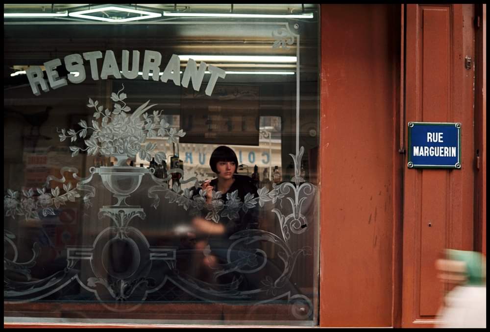 Gordon Parks. Femme dans un restaurant, rue Marguerin 1964. Paris 14e