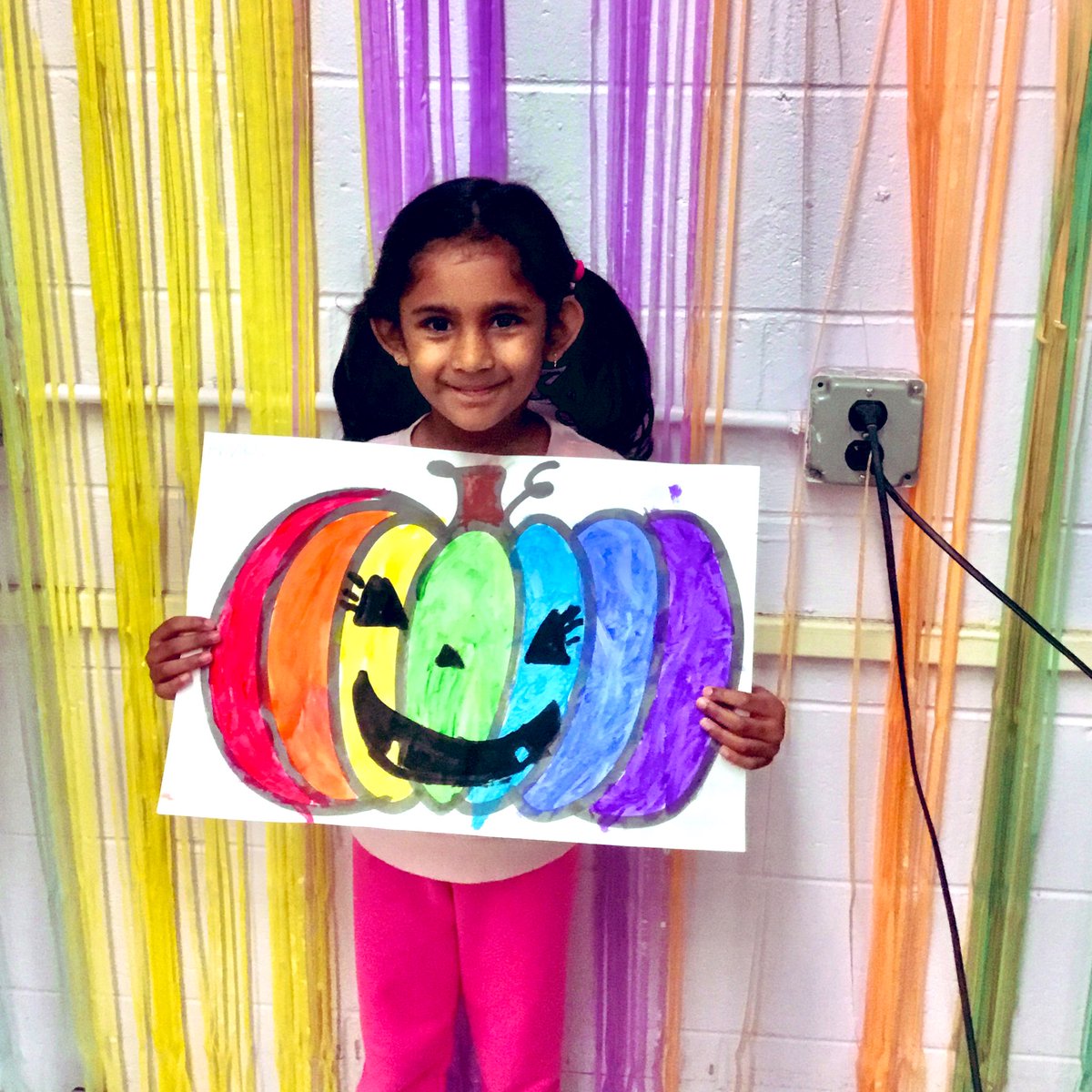 Katie_Crilley's tweet photo. My kindergarten artists painted perfect pumpkins after learning the colors of the rainbow! 🎃🌈🎨 #1WTSD #22Tigers #RoyGBiv @LynnCrestTigers @MrsJackow https://t.co/alJwkkc9a0