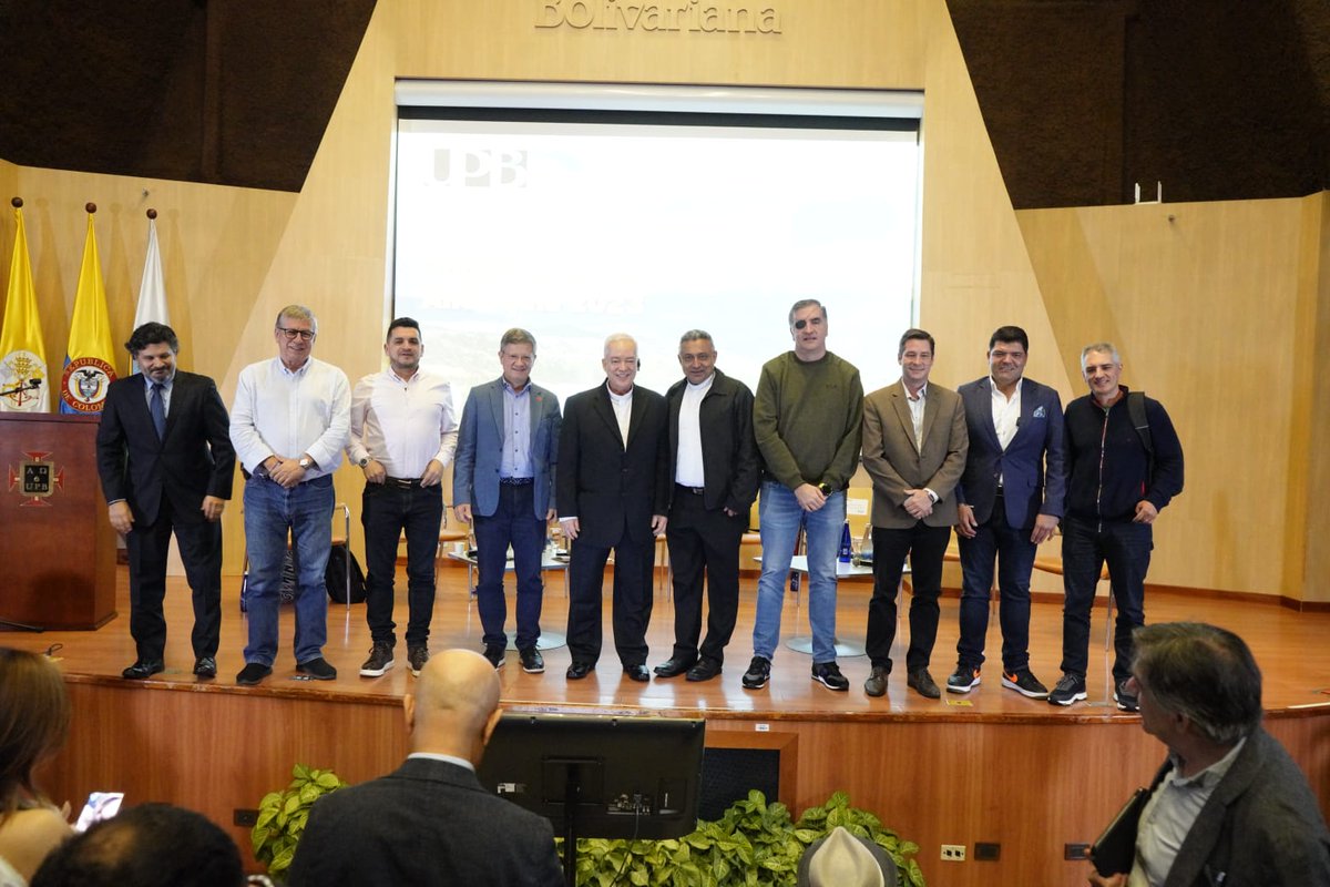LuisFSuarezV's tweet photo. Finaliza nuestra participación en el Foro de Candidatos a la #GobernaciónDeAntioquia.

Gratitud y felicitaciones a la @upbcolombia, la Delegación para la Cultura y la Pastoral Social de la @arqmedellin1 y la Comisión de Conciliación Nacional del @episcopadocol por la organización de este invaluable espacio de diálogo.

Firmamos con total convicción el Pacto Ético que nos compromete a trabajar por una departamento en paz, próspero y reconciliado, #UnidosPorAntioquia lo vamos a lograr.

#LuisFernandoGobernador