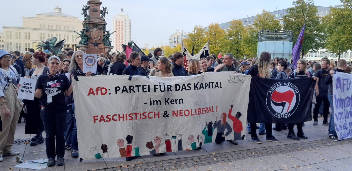 OmasGegRechtsLE's tweet photo. Danke @JKasek für die korrigierte Teilnehmer:innenzahl. 😊
Hat sich heute richtig gut mit so vielen solidarischen Menschen angefühlt. ❤️‍🔥
#le1110
#noAFD https://t.co/h5VmSVw4Jg