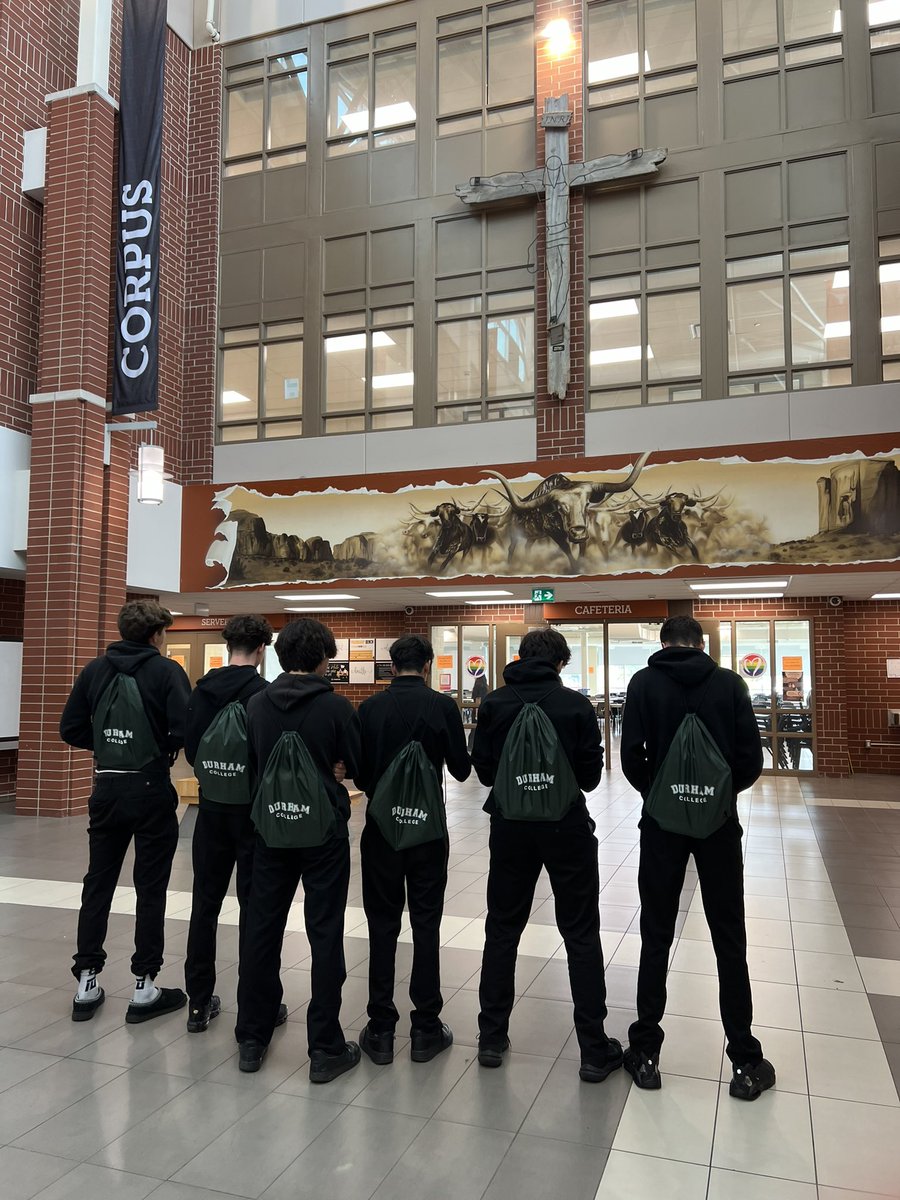 MissRJansen's tweet photo. Our #GLC2O class had so much fun learning about @CollegesOntario today! Huge shoutout to @durhamcollege for the swag! 🎒 Our students appreciated chatting with the Durham reps about the bridge programs offered! 🎓#HCDSBpathways @CCCSSNews @HCDSBPathways https://t.co/K8GZRyh8rW