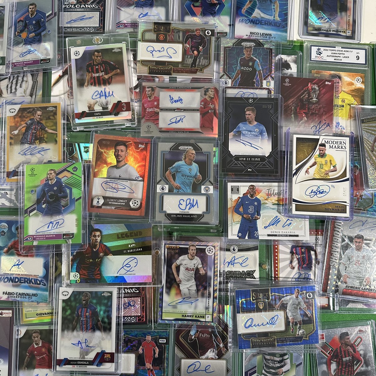 I’m giving away all of these cards over the next few weeks 👀⚽️

If this tweet gets just 5 retweets I’ll add another 10 cards to the pile to giveaway ⭐️

#footballcards #soccercards #topps #panini