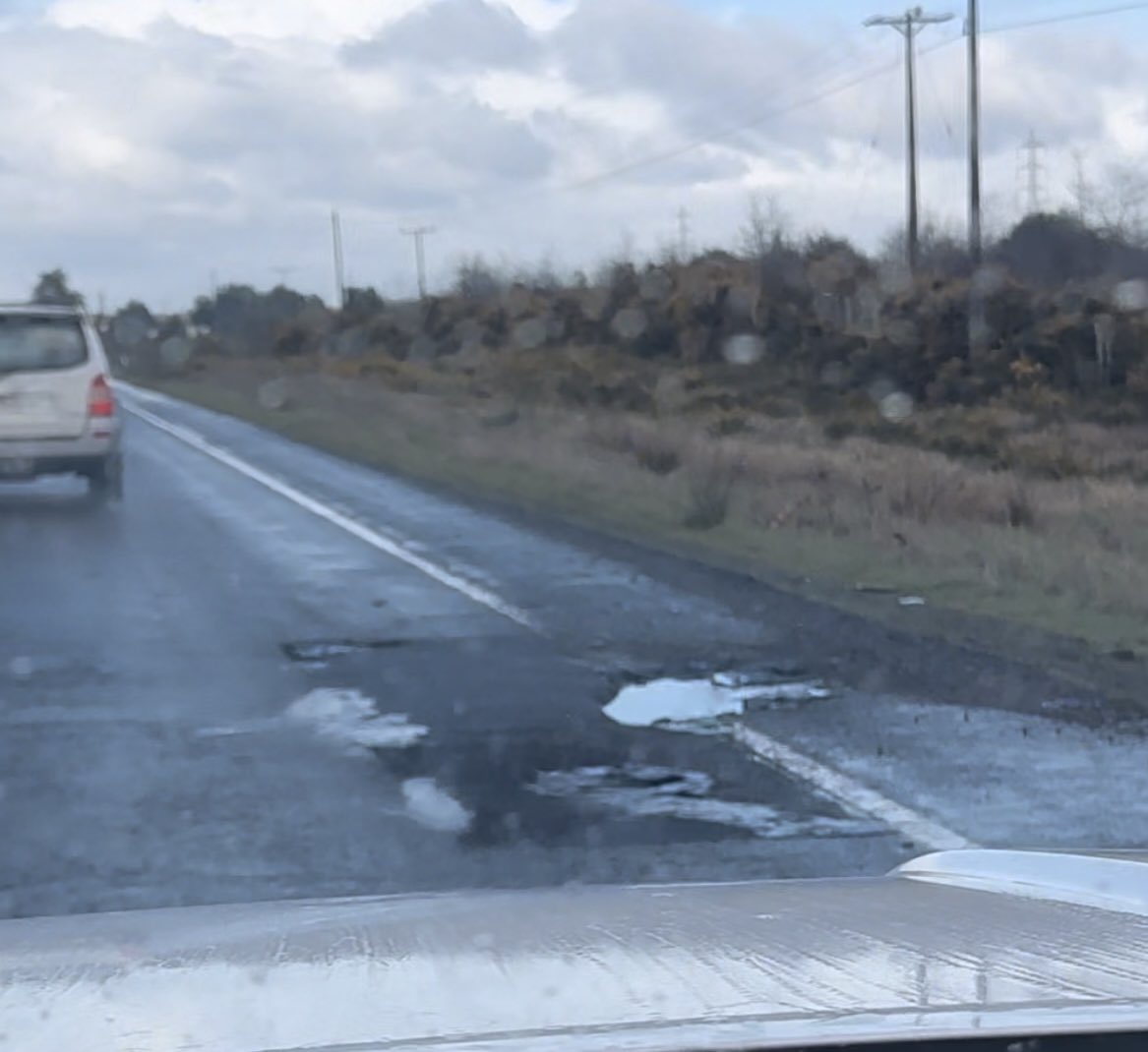 SannyGaby's tweet photo. Este es el nivel de “eventos” en Ruta 5 entre Castro y Ancud. Cuántas personas más deben morir en esta carretera?Necesitamos URGENTE doble vía mediante Prioridad Presidencial @GabrielBoric @mop_chile @meganoticiascl @T13 @CHVNoticitas_cl https://t.co/MBLZQ8GLyI
