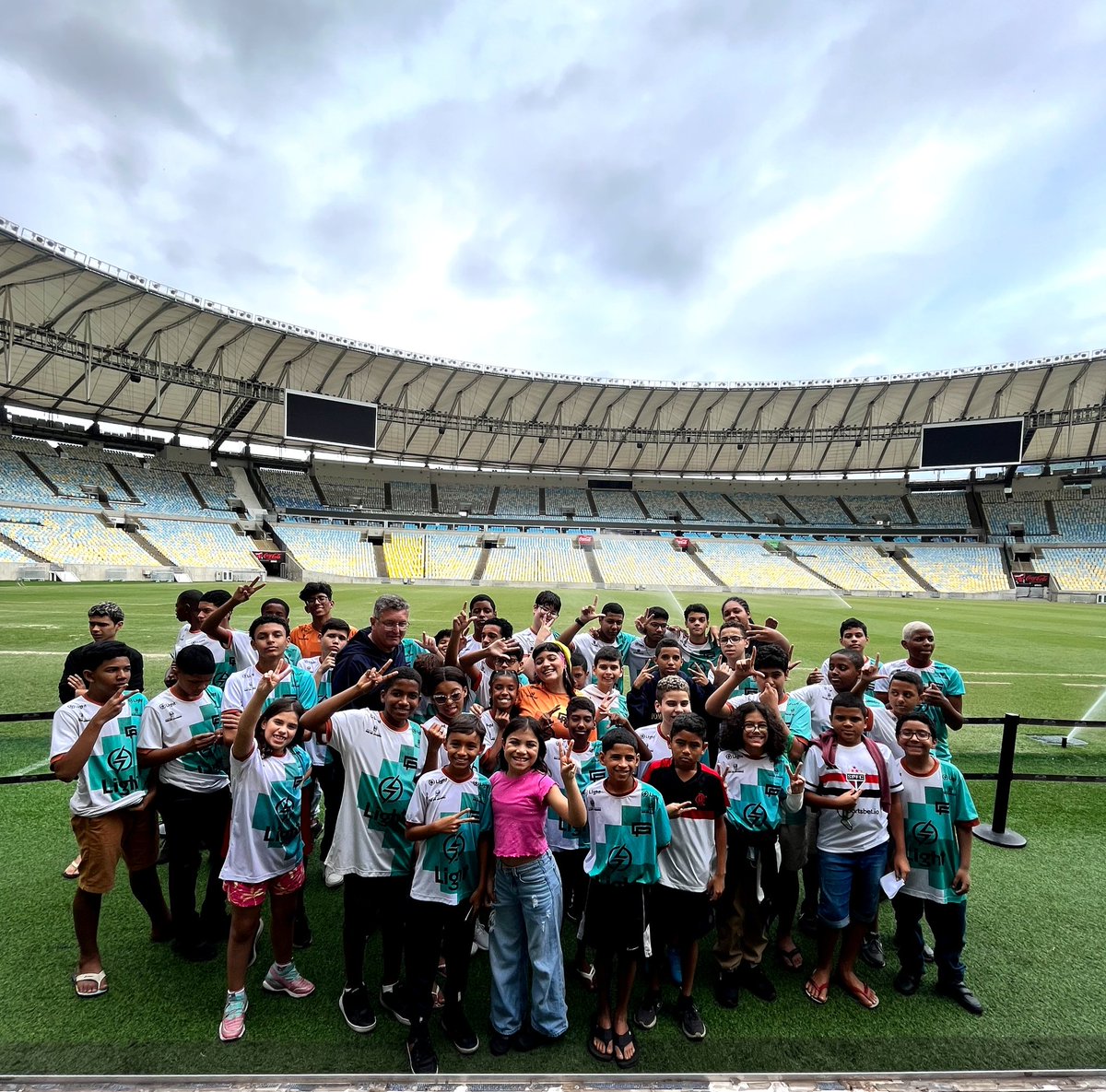 Às vezes ainda é surreal pensar que eu realmente virei a Tia Dara 🥺❤️ Ontem rolou Tour Social no Maracanã com a turminha do Gaming Parque Rocinha depois de nossas aulas sobre futebol, cultura brasileira e games. 🎮

Fazer parte de um projeto social ligado à jogos têm sido lindo!