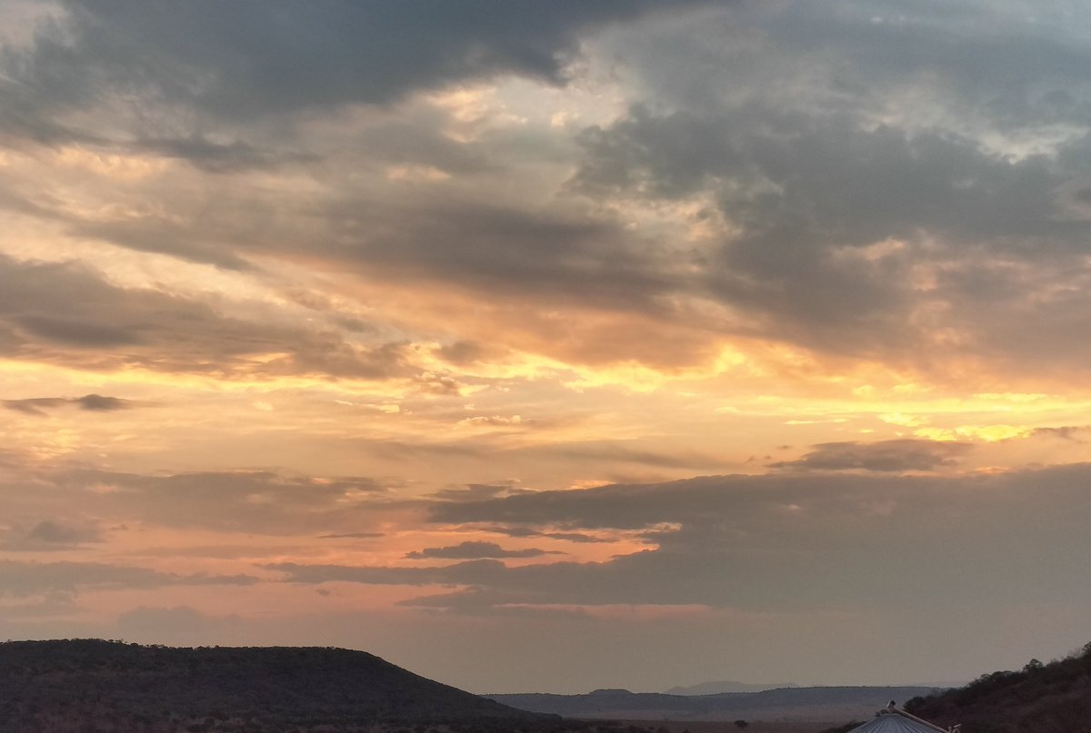 ANT42RS's tweet photo. There is a reason we Africans look to the horizon and the sky, the reason is complexity, only God could weave these tapestries day after day using nothing but water vapour and sunlight. I am privileged to be alive. https://t.co/mDlHhwWRTR