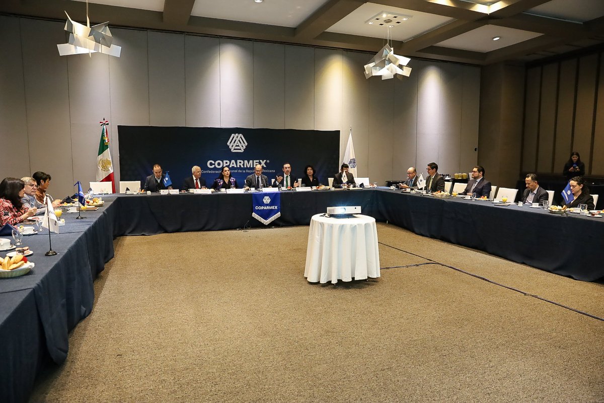 Coparmex's tweet photo. 🔵 Iniciamos el segundo día de nuestras #JuntasNacionales con la sesión conjunta de las Comisiones Fiscal y Capital Humano, presididas por @domingoruizl y @Hpitol. 

La reunión contó con la participación de @NormagabrielaL5, Directora de Incorporación y Recaudación del @Tu_IMSS. Juntos, exploramos la relevancia de la recaudación, el cumplimiento de las aportaciones y el trabajo colaborativo desde el sector empresarial.

Un paso firme hacia un mejor México a través de la cooperación y el aprendizaje. 💼📊🇲🇽