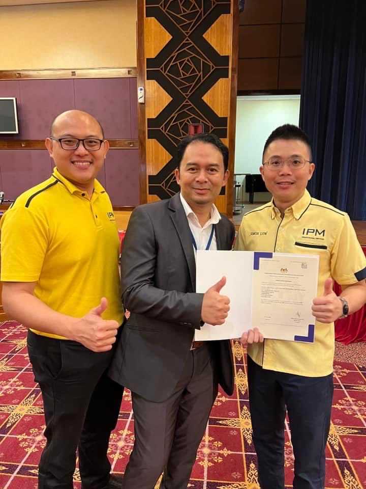 IPMEnquiry's tweet photo. 🥁🥁 Franchise &amp; Consultant Registration Approval Certificate Presentation Ceremony at Ministry of Domestic Trade and Cost of Living (KPDN), presented by YB. Datuk Armizan Bin Mohd Ali, Acting Minister of KPDN.  🇲🇾❤️😎  

#EngineeringConsultant #EngineeringFranchise #ASEAN #KPDN https://t.co/RDLWSevmUk