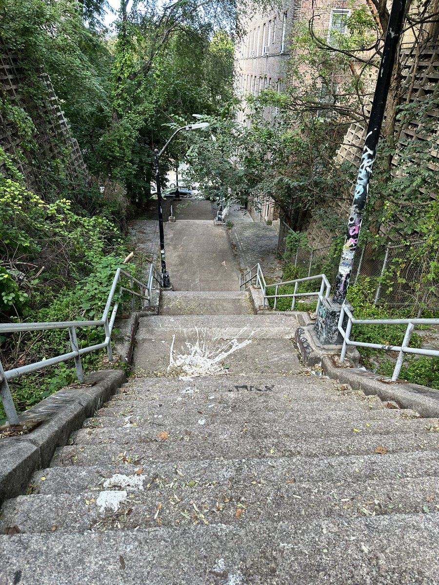 TheQueen_Val's tweet photo. These stairs are the WORST 🤦🏽♀️ I don’t think that I will return here for the staff meeting #TheBronx #Undercliff https://t.co/oRA1MlGvAU