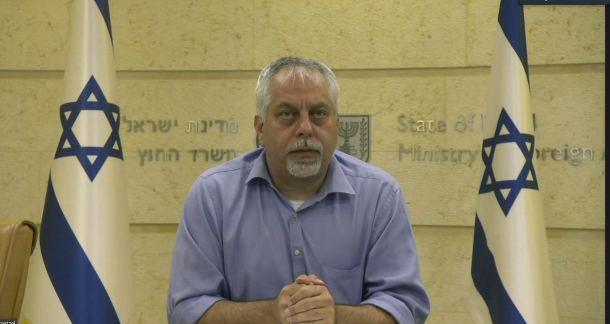 Alejandrocesgar's tweet photo. #LOÚLTIMO Ministro de Relaciones de Exteriores de Israel interrumpe conferencia de prensa internacional por alerta de evacuación por ataque terrorista. @larepublica_pe @Politica_LR https://t.co/XxybPQ0rJk