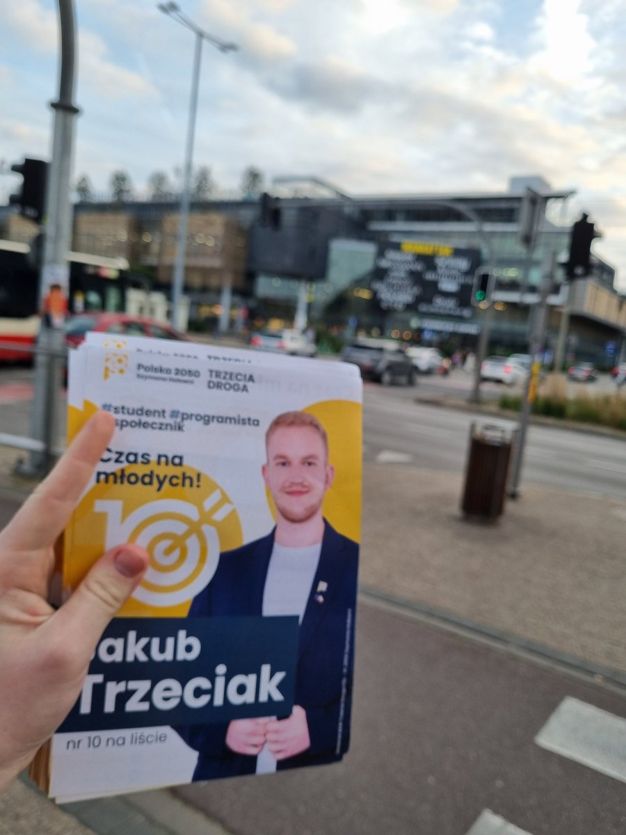 jakub_3ciak's tweet photo. "Pierwszy raz jakiś kandydat porozmawiał ze mną. Przekonał mnie Pan, pójdę na wybory" #Polska2050 https://t.co/mCVqVwUQvZ
