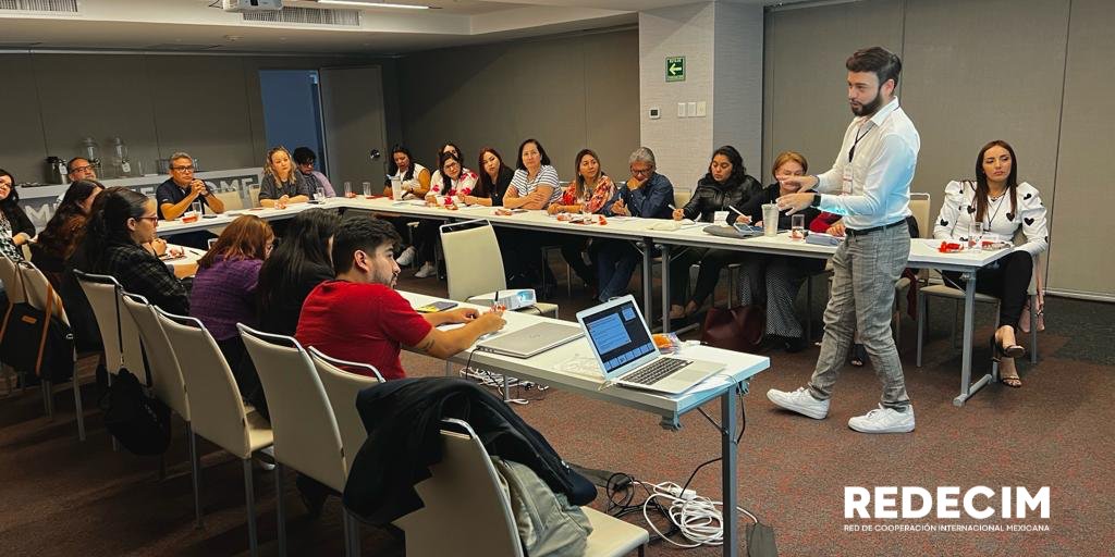 redecim's tweet photo. En el marco del 30 aniversario de @FundacionQuiera, participamos en el primer día del #EncuentroIFQs con el Taller Medir para avanzar: Monitoreo y Evaluación en las OSC
#redecim #impulsaelcambio #capacitacionosc https://t.co/c0JxbcI0rb