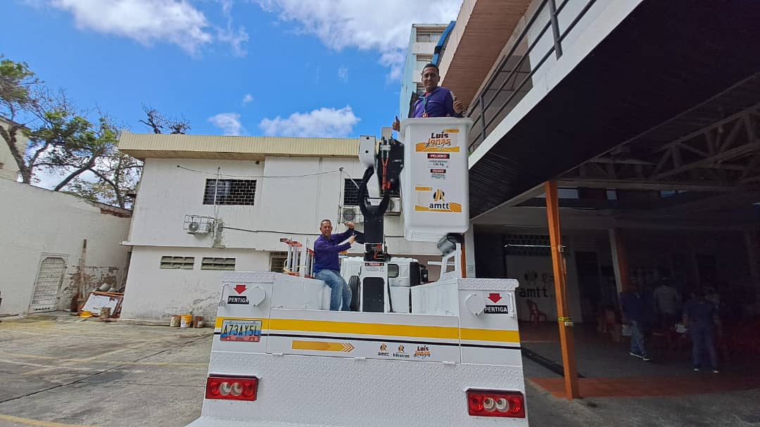 amtteniribarren's tweet photo. #11Oct Nelson Torcate director de la @Amtteniribarren “Hemos creado un programa especial que contiene 5 planes que son de semáforo, actualización de semáforo, integración a la red, plan de mantenimiento de semáforo, plan de modernización” #JuventudPatriota @LuisJonasReyes https://t.co/ZECXUTfju1