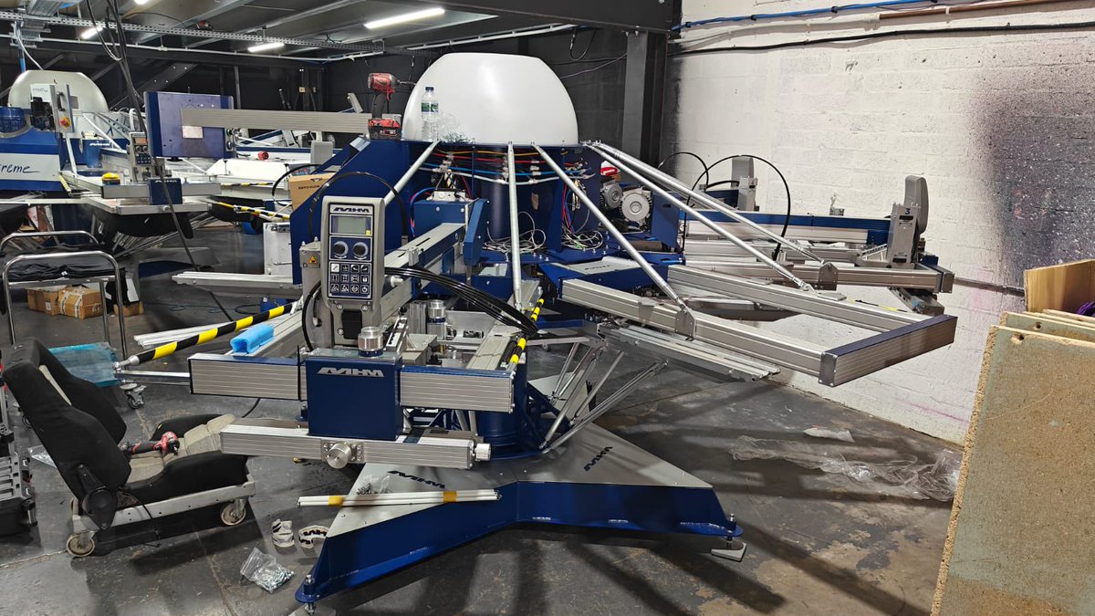 This MHM S-Type Xtreme rocket ship at @supremescreenuk is almost ready for production. MHM’s main tech @rpmech is just tuning this baby ready to rumble. Congratulations to Alex and the team at @supremescreenuk 👕👊🏻🚀🇬🇧 <a href="/ImagesMagUK/">Images Magazine</a> <a href="/PrintwearP/">Printwear&Promotion</a> <a href="/PyramidScreen/">Pyramid Group</a>