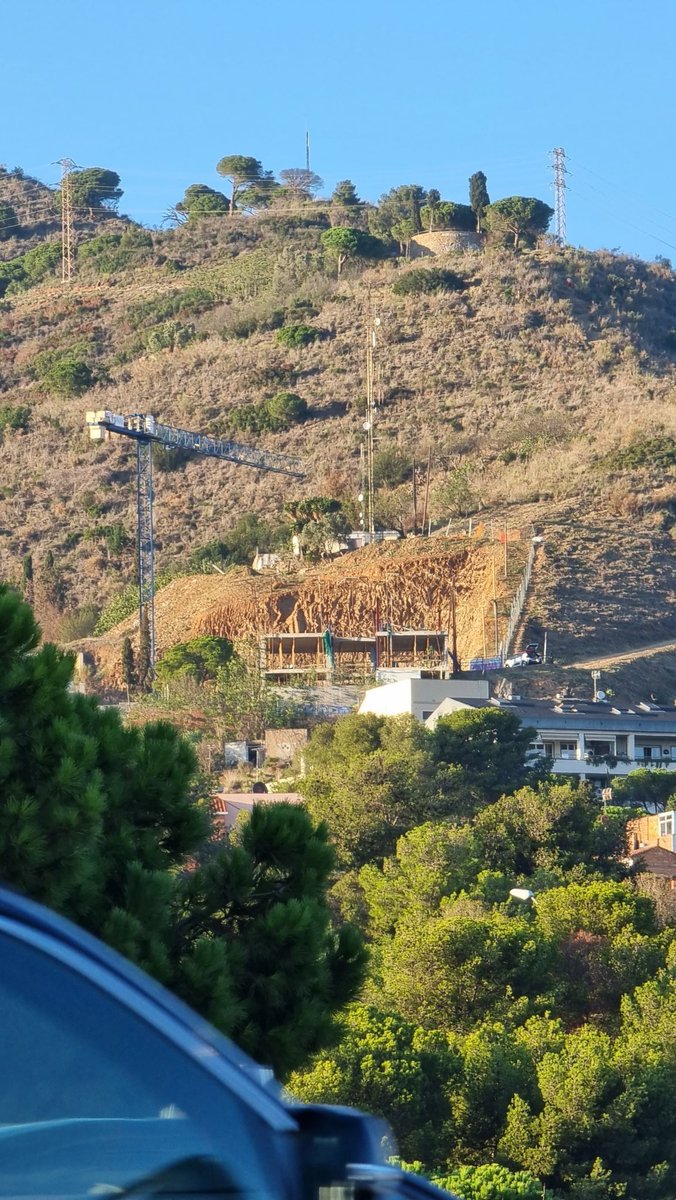 Quien ha autorizado la destrucción de ese terreno en la montaña de #Collserola? <a href="/ajesplugues/">Ajuntament d'Esplugues de Llobregat</a> #finestrelles <a href="/BCNmetropoli/">Metrópoli Barcelona</a>. Nos están quitando una montaña que es de todos.
