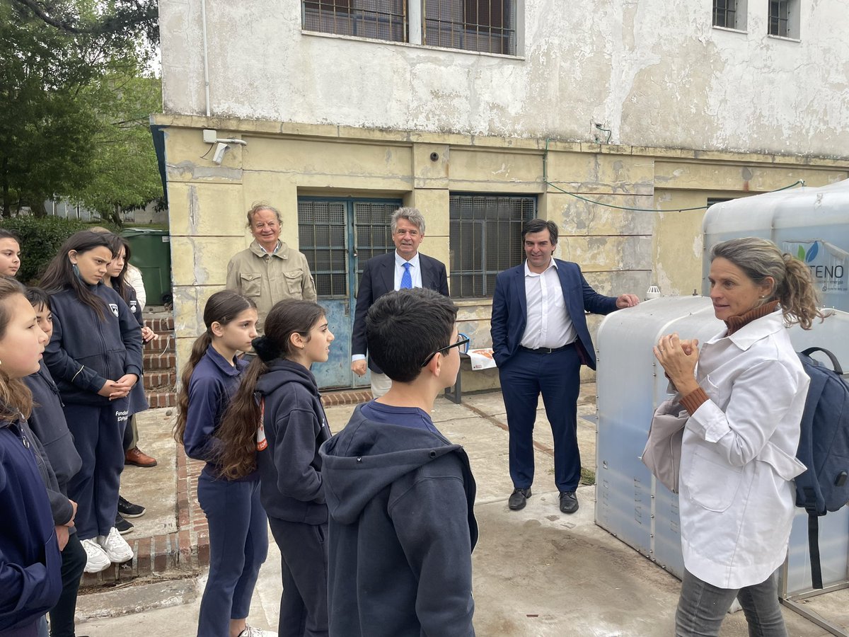 Conociendo el gran trabajo del Colegio Elisa Queirolo de Mailhos de la <a href="/fundsophia/">Fundacion Sophia</a> en cuidado del ambiente. 

Los chicos tienen una gran huerta y biodigestores que utilizan para generar compost, gas y energía, creando una verdadera educación Ambiental en la comunidad