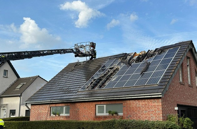 FeuerwehrNeuss's tweet photo. FW-NE: Brand im Dachbereich eines Einfamilienhauses in Schlicherum | Sankt Antoniusstraße gesperrt https://t.co/HccicwJKXL https://t.co/sYfTmz3A8B