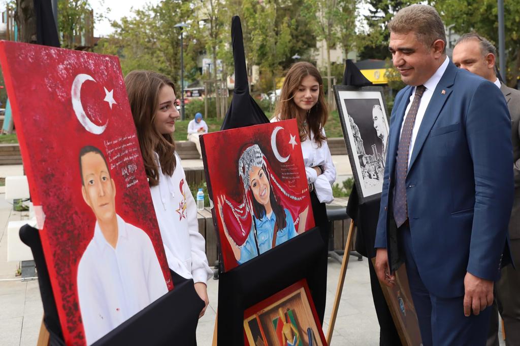 duzce_valiligi's tweet photo. Valimiz Sayın @ValiSelcukAslan, Düzce Güzel Sanatlar Lisesi tarafından, Millet Bahçesi'nde açılan Sene Başı Resim Sergisi'ne katıldı. https://t.co/HJrWU5a6WU