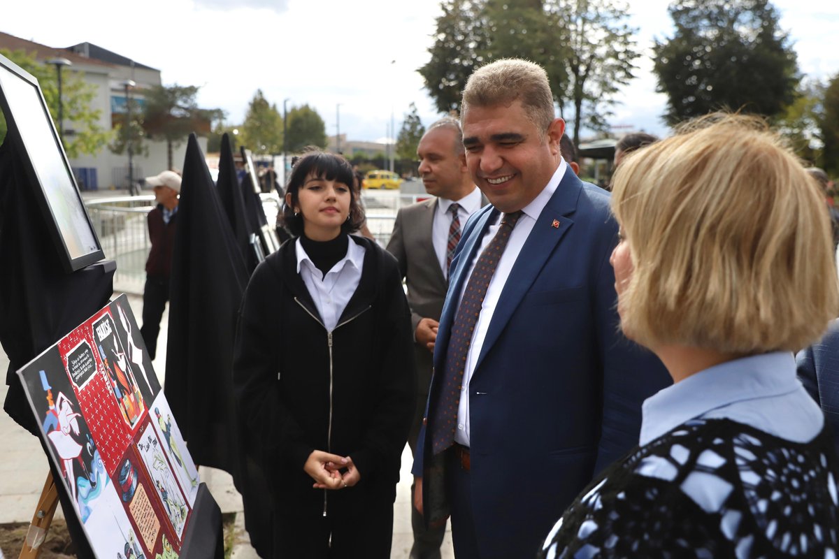 duzce_valiligi's tweet photo. Valimiz Sayın @ValiSelcukAslan, Düzce Güzel Sanatlar Lisesi tarafından, Millet Bahçesi'nde açılan Sene Başı Resim Sergisi'ne katıldı. https://t.co/HJrWU5a6WU