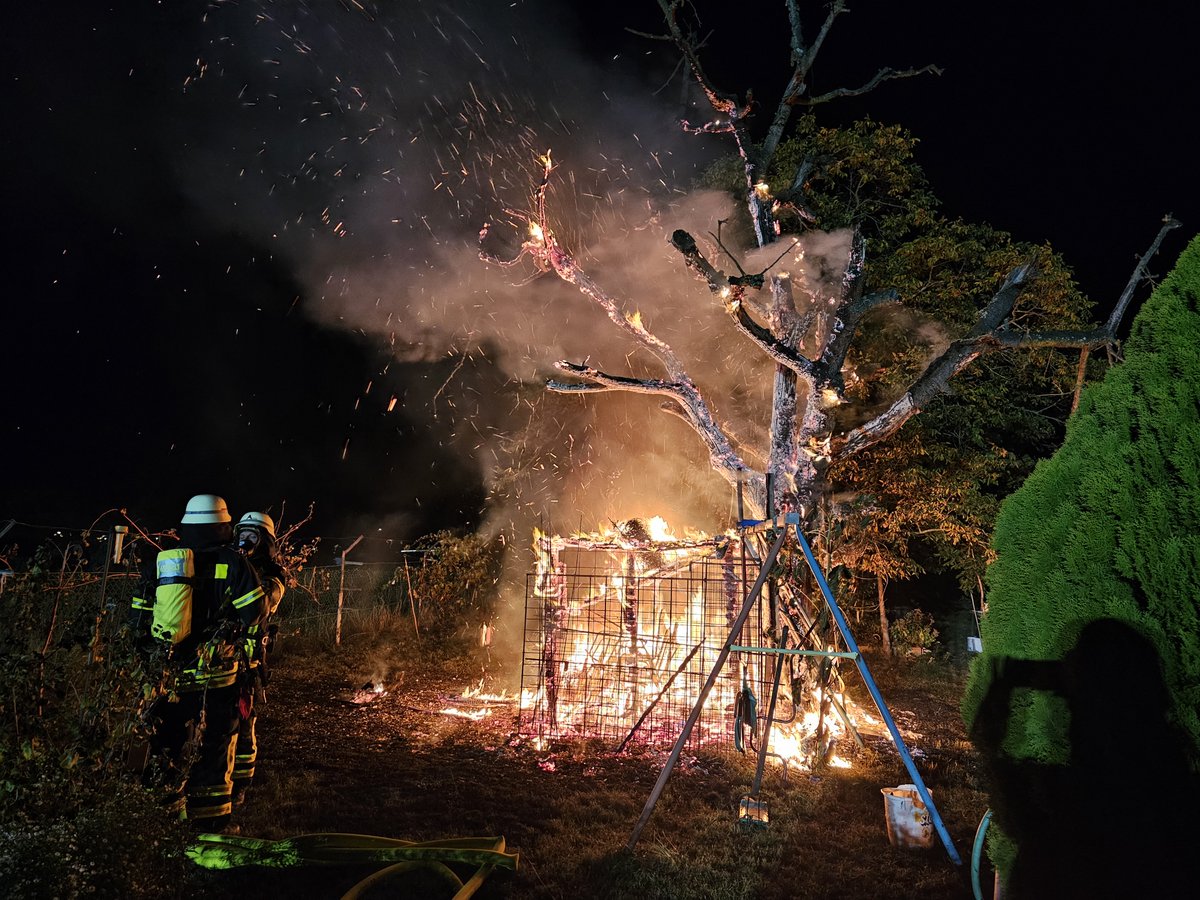 Einsatz: Es brannte am frühen Sonntagmorgen ein Gartenschuppen unter einem Baum sowie der Baum selbst in Vollbrand - feuerwehr-walldorf.de/einsatzbericht…

#Einsatz #Feuerwehr #Walldorf #FreiwilligeFeuerwehr #Brand #Feuer #Ehrenamt #firefighter #firefighterlife