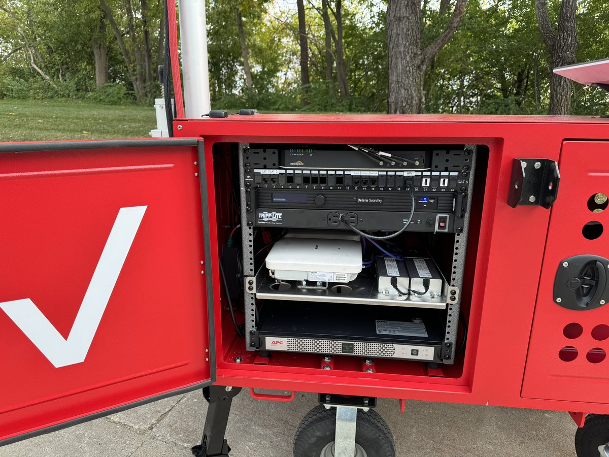 MancusoBrian's tweet photo. Today we are at the #verizon roadshow in #desmoines showing #cradlepoint solutions used by #verizonresponse teams. Awesome solutions look at all the #5G cradlepoint routers in the wild #cdwg #e300 #e3000 #r2105 #r1900 #w2005 #w1850 #4ksolutions #mbk #sdk #rcn #mobilebroadbandkit https://t.co/Sd3tDInUYa