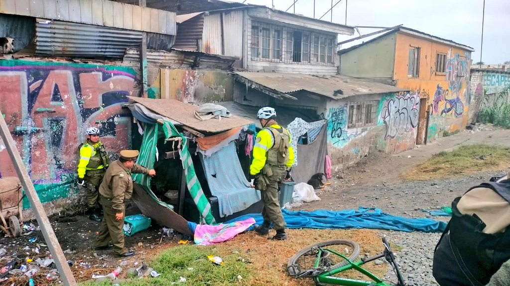 CarabCoquimbo's tweet image. El permanente diálogo con comunidades universitarias y usuarios de locomoción colectiva, nos llevó hasta #Amunátegui con #Ruta5, donde junto a @munilaserena desmantelamos un ruco y controlamos a 7 individuos, que atemorizaban a vecinos del sector. Unidos por + seguridad 💪.