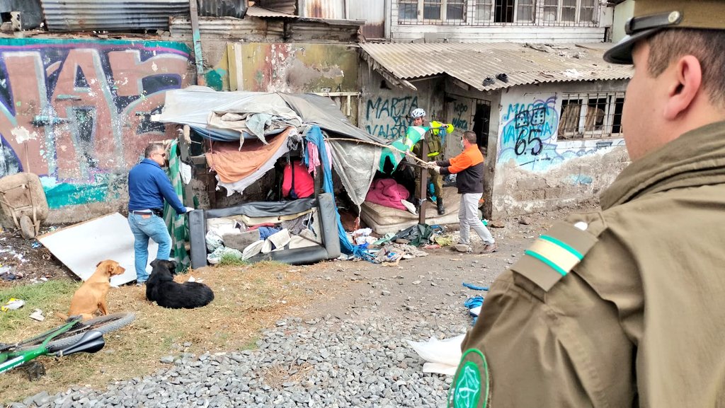 CarabCoquimbo's tweet image. El permanente diálogo con comunidades universitarias y usuarios de locomoción colectiva, nos llevó hasta #Amunátegui con #Ruta5, donde junto a @munilaserena desmantelamos un ruco y controlamos a 7 individuos, que atemorizaban a vecinos del sector. Unidos por + seguridad 💪.