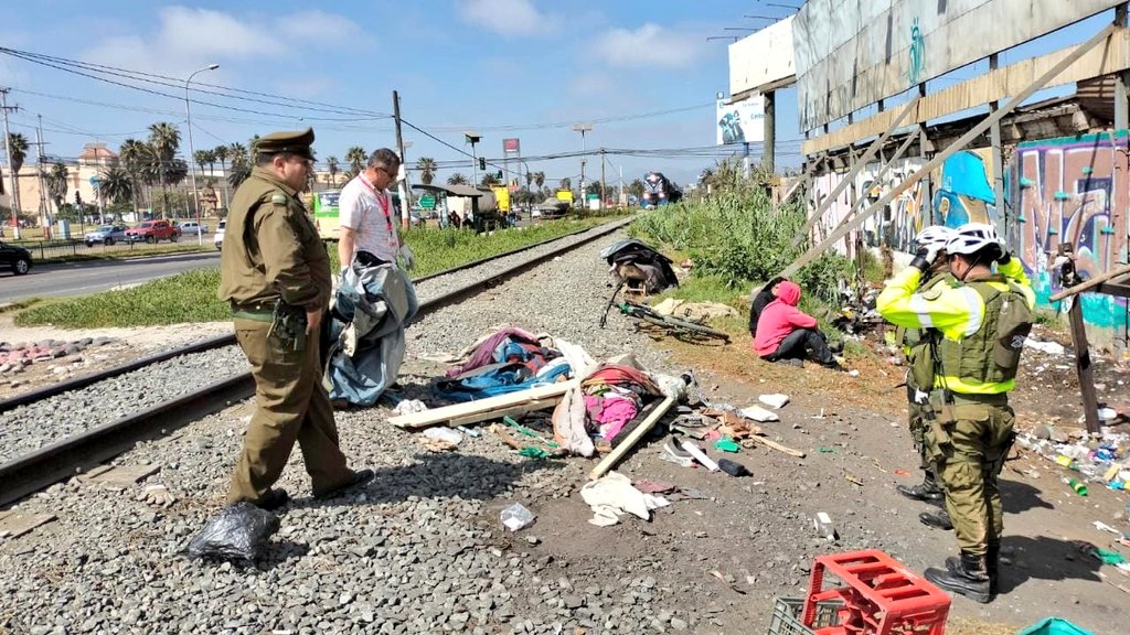 CarabCoquimbo's tweet image. El permanente diálogo con comunidades universitarias y usuarios de locomoción colectiva, nos llevó hasta #Amunátegui con #Ruta5, donde junto a @munilaserena desmantelamos un ruco y controlamos a 7 individuos, que atemorizaban a vecinos del sector. Unidos por + seguridad 💪.