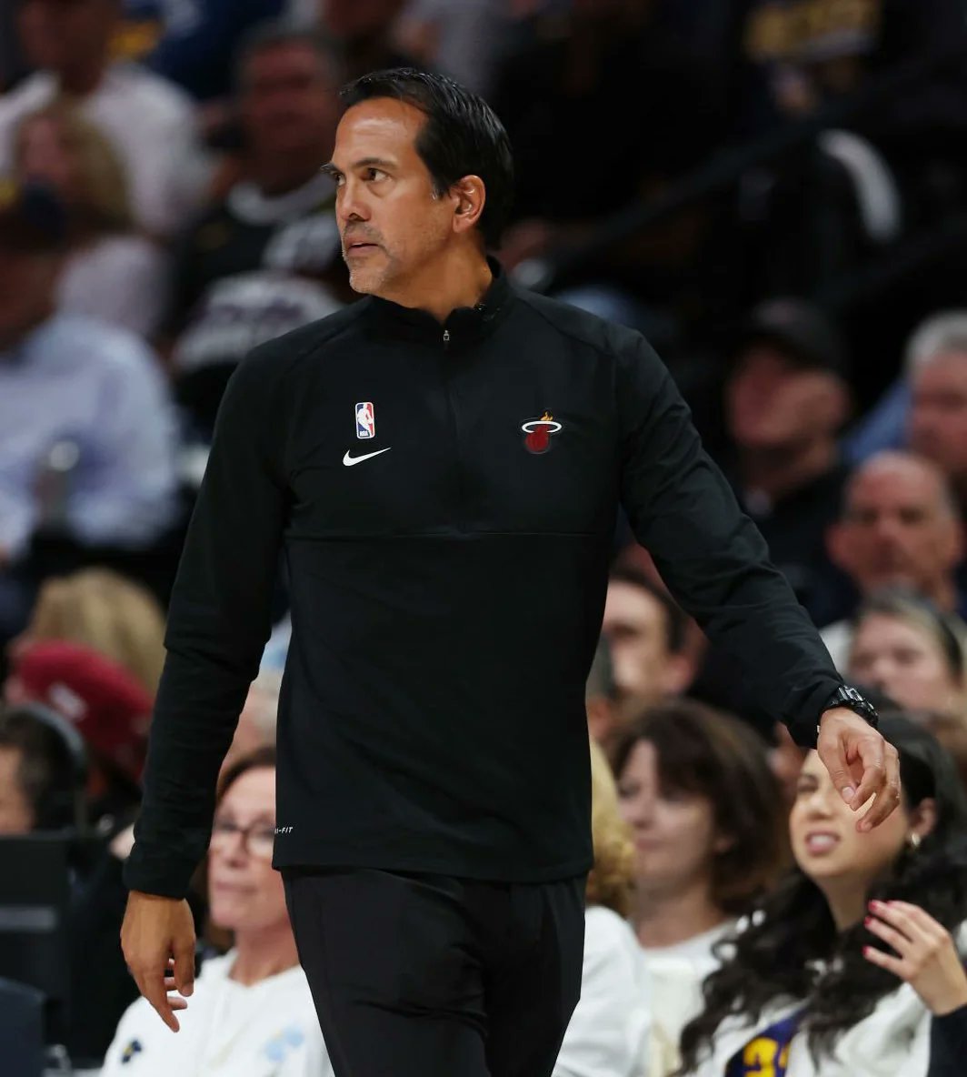 leocarranza99's tweet photo. Según los general managers de la NBA, el señor Erik Spoelstra es:

— El mejor entrenador.
— El que hace los mejores ajustes durante los partidos.
— El que tiene los mejores esquemas defensivos.