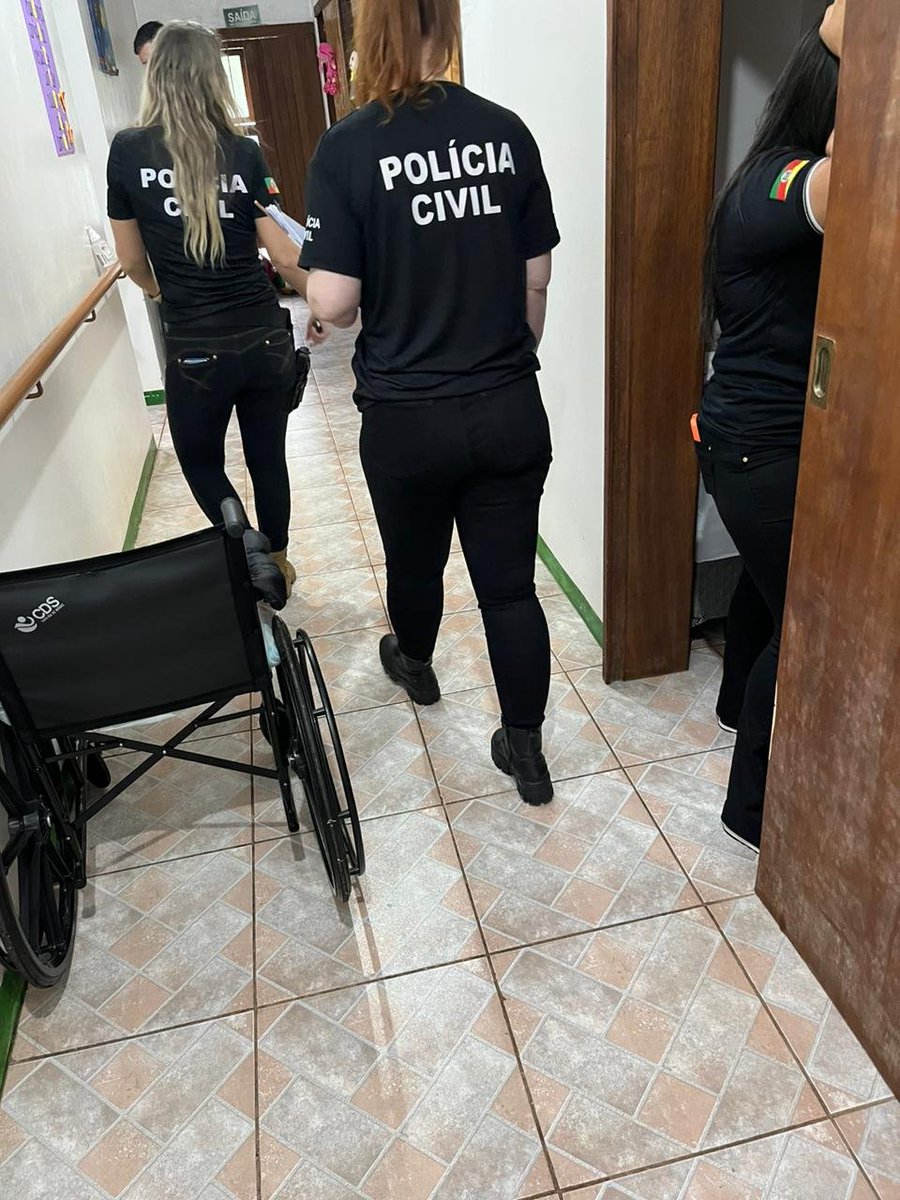 policiacivilrs's tweet photo. Polícia Civil deflagra #OpVirtude, em Novo Hamburgo, a fim de verificar a prática de crimes contra idosos.

Houve a apuração de denúncias, além da fiscalização em um centro geriátrico, o qual se encontrava em condições regulares de funcionamento. #DEAM_NovoHamburgo https://t.co/0EYpc5Xhab