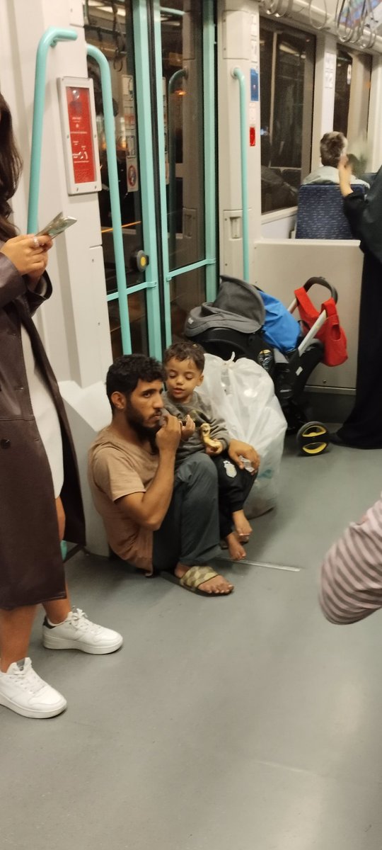 Bu akşam saat 19.50 civarı Kabataş tramvayında karşılaştığım bir kare... Yalın ayak bir çocuk ve babanın öfkeyle bakan çaresiz bakışları...!