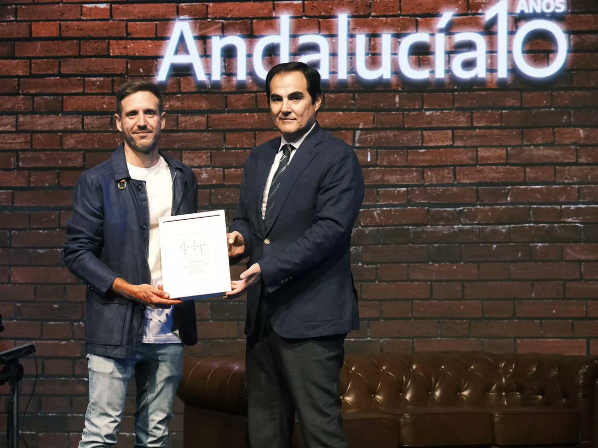 Muy felices de haber recibido el premio 'Gente de 10' de <a href="/eldiarioAnd/">elDiarioAnd</a> <a href="/eldiarioes/">elDiario.es</a> , por haber convertido Genially en una herramienta y empresa globales sin olvidar nuestras raíces ☺️ Fue un placer compartir la tarde con gente tan genial, ¡felicidades a los/las demás premiados/as!