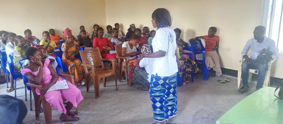 SOJFEP's tweet photo. #11october #InternationalDayOfTheGirl2023 #IDG23 
Les filles de Kalemie partagent en tant que rôles modèles avec les adolescentes survivantes de #mariagesforcés à #Lukwangulo pour incuber le #leadershipféminin 
@mundocooperante @GirlsNotBrides 
@GlobalFundWomen 
@FRIDAfund https://t.co/HW9PTBABSN
