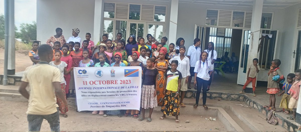 SOJFEP's tweet photo. #11october #InternationalDayOfTheGirl2023 #IDG23 
Les filles de Kalemie partagent en tant que rôles modèles avec les adolescentes survivantes de #mariagesforcés à #Lukwangulo pour incuber le #leadershipféminin 
@mundocooperante @GirlsNotBrides 
@GlobalFundWomen 
@FRIDAfund https://t.co/HW9PTBABSN