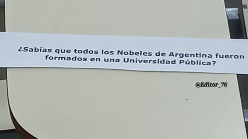 Editor_76's tweet photo. Magnífica intervención 

Alumnos de la Facultad de Ciencias Exactas de la @unlp dejaron en los bancos de estudio, mensajes que invitan a reflexionar sobre la posibilidad de perderlo todo ante la llegada de un proyecto (Milei) que planea privatizar la educación pública y gratuita. https://t.co/83rqXDtKzM