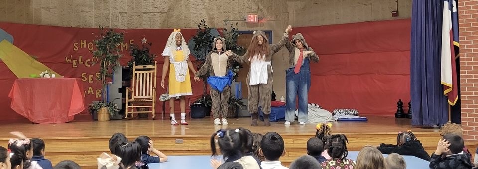 Seagoville_ES's tweet image. Kindergarten ended another Amplify Knowledge Unit and put on a production of Goldilocks and the 3 Bears. Thanks to Principal Gibson for narrating the story.