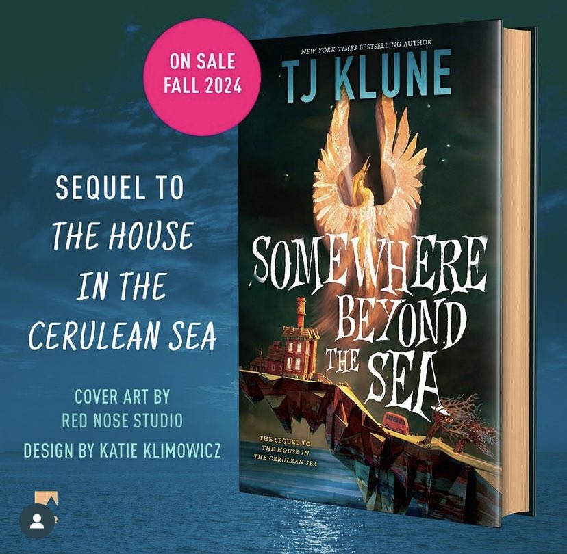 UniversoDSilvia's tweet photo. ⚠️ATENCIÓN⚠️

El autor T. J. Klune anuncia portada y título de la secuela de “La casa en el mar más azul”, “Somewhere beyond the sea” saldrá en otoño de 2024.

El primer libro está publicado en español por @TeenPlanetLibro. https://t.co/FuvxjTvtbc