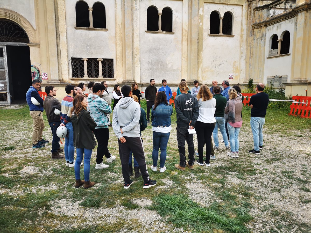 FundCosmeBauca's tweet photo. Hem explicat la participació en una SA del CEIP I. Joan Capó i la col·laboració de l'IES Felanitx. Els infants de 5è de primària varen conèixer com es crea el vi i la història de la producció vitivinícola lligada a edificis emblemàtics com són l'Estació Enològica i el Sindicat. https://t.co/57YynwiVoz