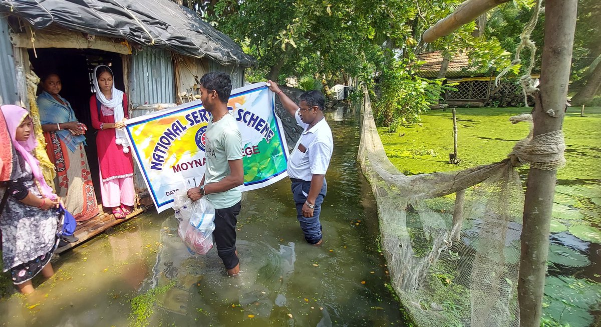 MoynaNss's tweet photo. Dry food distribution to flood affected villages i.e., Dakshin Harkuli and Dakshin Moyna by NSS Unit, Moyna College, Purba Medinipur on 11.10.2023 @YASMinistry @_NSSIndia @rdnss_kolkata @VidyasagarNSS @CollegeMoyna @_NSSIndia @pankajsinghips @vinaynssrd @supriyamallik5 https://t.co/mGTEEcgyQ8