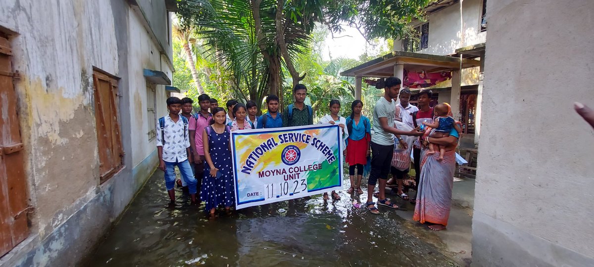 MoynaNss's tweet photo. Dry food distribution to flood affected villages i.e., Dakshin Harkuli and Dakshin Moyna by NSS Unit, Moyna College, Purba Medinipur on 11.10.2023 @YASMinistry @_NSSIndia @rdnss_kolkata @VidyasagarNSS @CollegeMoyna @_NSSIndia @pankajsinghips @vinaynssrd @supriyamallik5 https://t.co/mGTEEcgyQ8