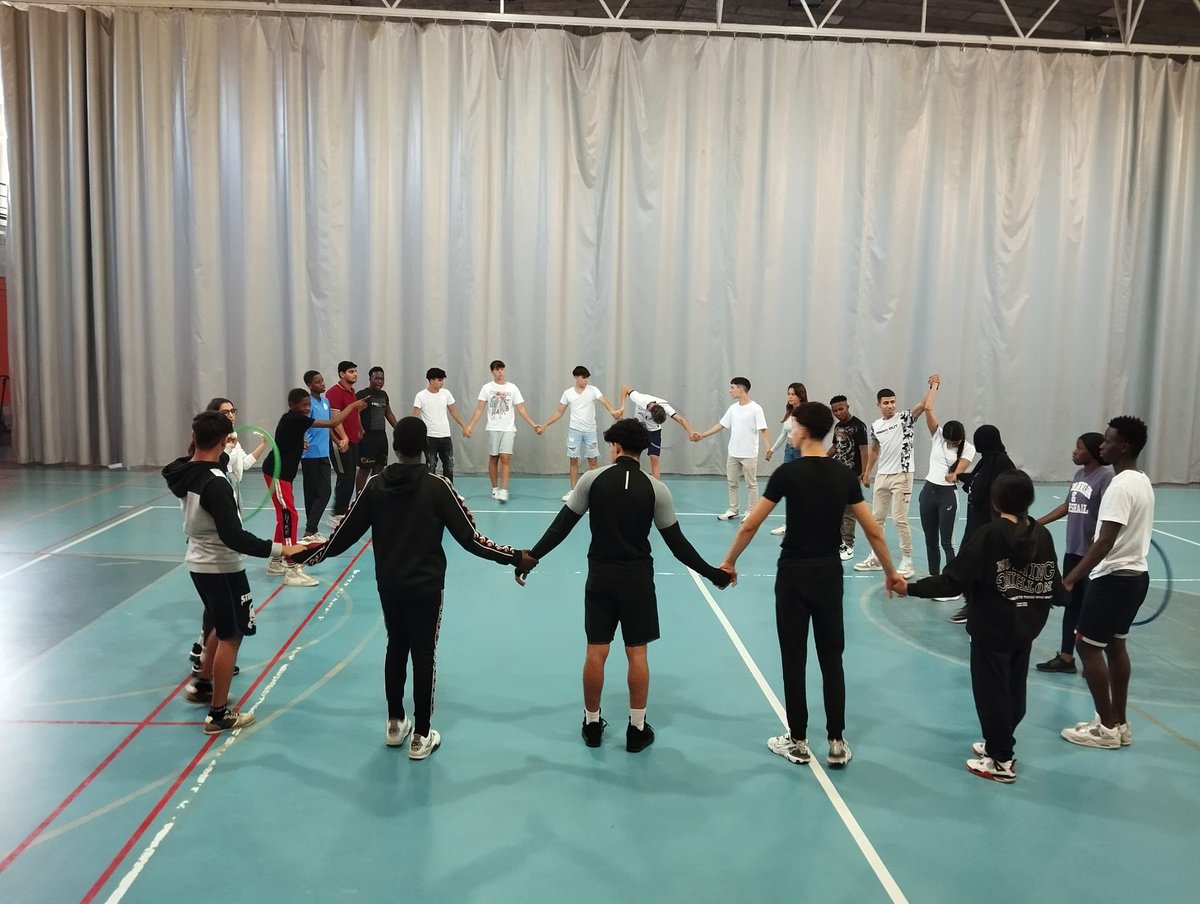 EpiaOlot's tweet image. PROJECTE DINAMITZACIÓ 
Els alumnes de 2n de GM GUIAM i PFI d’activitats esportives han iniciat el Projecte “Dinamització” Compartim, practiquem i aprenem plegats! Gaudim aprenent!
#PFIOLOT #FPOLOT