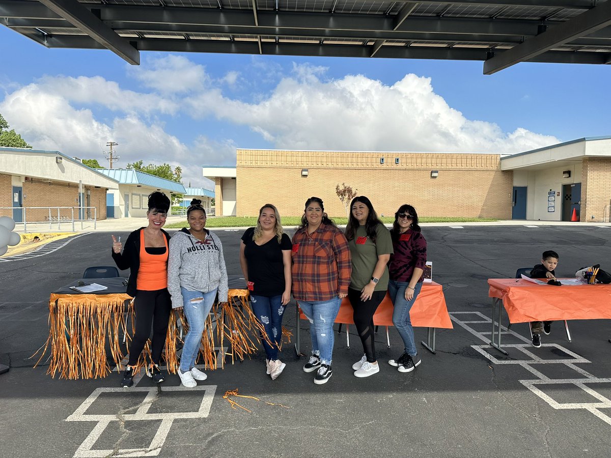 These amazing volunteers are selling BOO grams today during recess. Thank you for supporting our Maple scholars❣️🎃