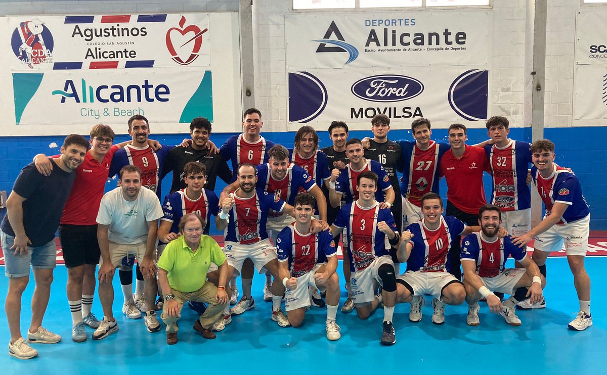CDAgustinos's tweet photo. 🎉🎉 La @CDAgustinos da la sorpresa y se mete en la segunda ronda de la Copa del Rey tras superar al Bada Huesca por 29-27. El conjunto tricolor siempre ha creído en la victoria apoyado por el numeroso público que ha acudido a la catedral. Muy contentos con esta victoria. https://t.co/TxXC3wf5e0