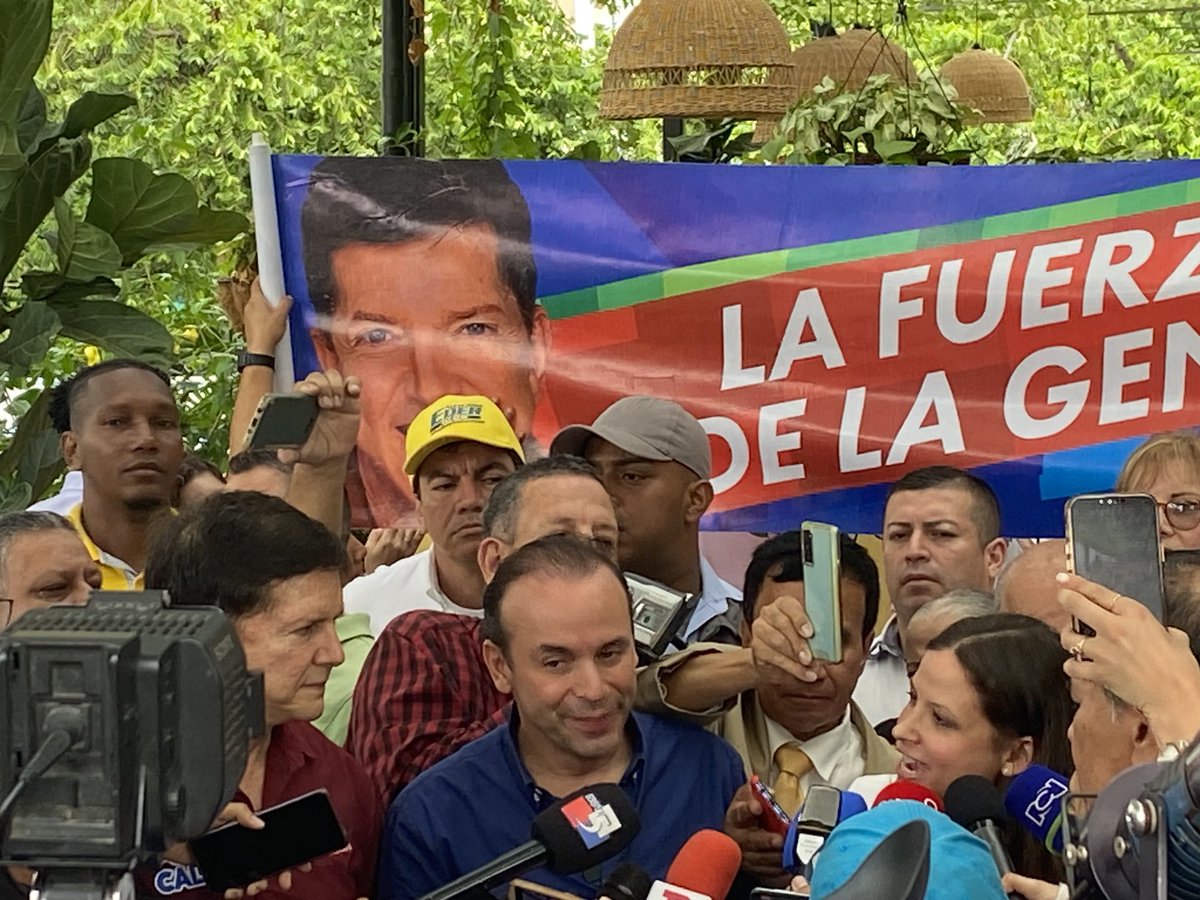 LAMONJACALI's tweet photo. Bendita!! #AgueluloPolitico Hoy en #RuedaDePrensa adhesión oficial de ⁦@WilsonRuizO⁩ a la candidatura de ⁦@alejoeder⁩ ⁦@AlcaldiaDeCali⁩ . #LaMonjaCali https://t.co/XoyzqsQczt