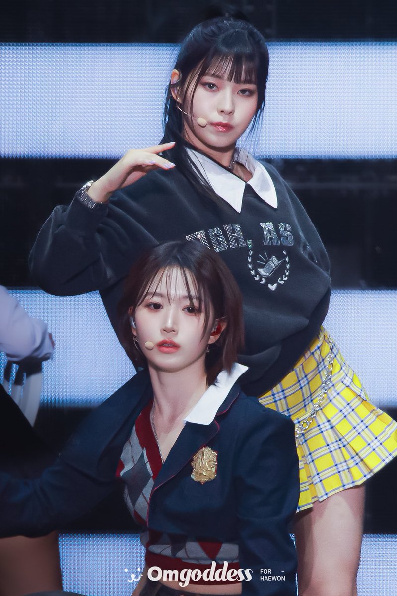 Om_goddess_hw's tweet photo. 231010 TMA HQ

💙💛

#NMIXX     #엔믹스
#HAEWON #해원 
#へウォン #海嫄
#규진 #KYUJIN https://t.co/GlmCbVcXcN